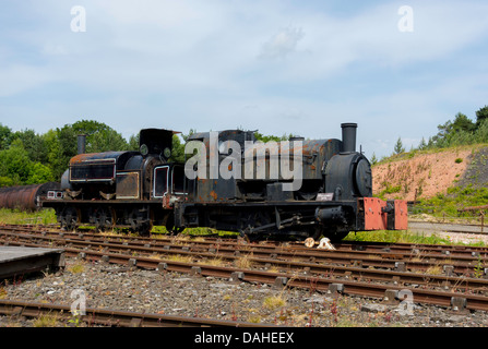 Due ex zone industriali locomotiva a vapore i motori in attesa di restauro presso il museo Beamish del nord della vita Foto Stock