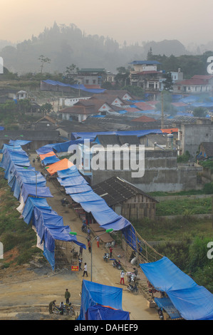 Bac città ha inizio il giorno di mercato. Lao Cai provincia, Vietnam Foto Stock