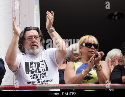 Durham, Regno Unito. 13 luglio 2013. Attore Ricky Tomlinson lottare per la giustizia per la Shrewsbury 24 al Durham minatori di Gala. La campagna sta cercando di rovesciare il perseguimento penale di 24 Costruzione di lavoratori che sono stati imputati a seguito del primo edificio nazionale di lavoratori in sciopero nel 1972. Essi picketed i siti di costruzione a Shrewsbury durante la controversia e sono stati perseguiti in Shrewsbury Crown Court nel 1973. Essi divennero noti come i "Shrewsbury 24" Credito: ALANDAWSONPHOTOGRAPHY/Alamy Live News Foto Stock