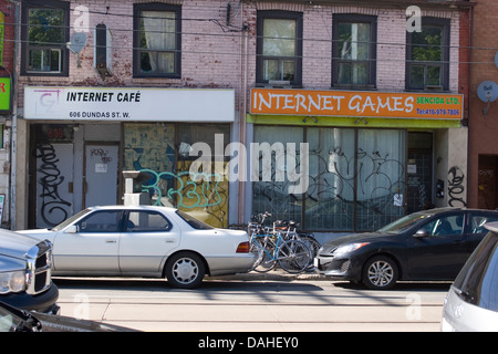 Chiuso internet café e giochi internet Negozi in Dundas Street West, Toronto, Ontario, Canada. Foto Stock