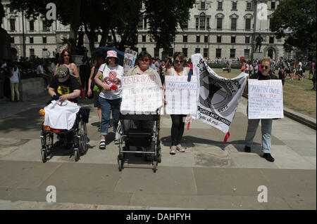 Londra, Regno Unito. 13 Luglio, 2013. Marzo a Downing Street a mano nella petizione per abolire la tassa da camera. Londra, UK, 13 luglio 2013 Credit: martyn wheatley/Alamy Live News Foto Stock