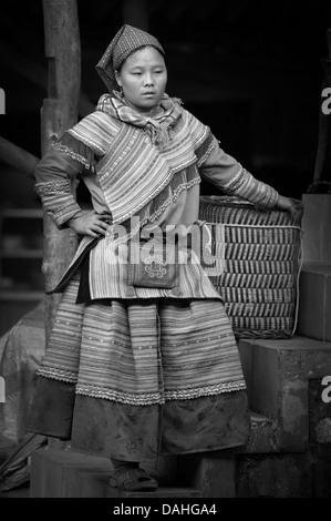 Immagine in bianco e nero di fiori di donna Hmong in caratteristico abito tribale, Bac Ha. Lao Cai Provincia, Vietnam Foto Stock