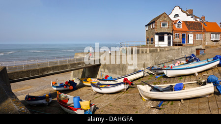 Barche su uno scalo Sheringham Foto Stock