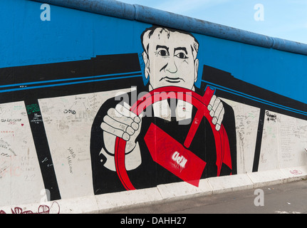 Mikhail Gorbachev Painitng di Georg Lutz Rauschebart, la East Side Gallery, il muro di Berlino (Berliner Mauer), Germania Foto Stock