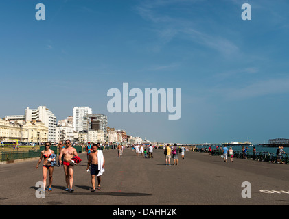 La gente camminare lungo la passeggiata di Brighton Inghilterra Gran Bretagna REGNO UNITO Foto Stock