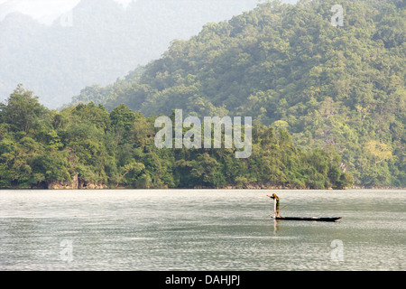 La pesca da una canoa con reti. Ba essere lago è il lago naturale più grande del Vietnam. Bac Kan provincia. Nord-est Vietnam Foto Stock