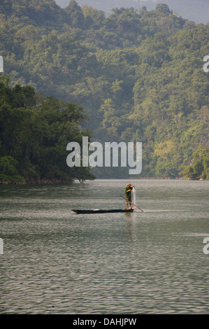 La pesca da una canoa con reti. Ba essere lago è il lago naturale più grande del Vietnam. Bac Kan provincia. Nord-est Vietnam Foto Stock