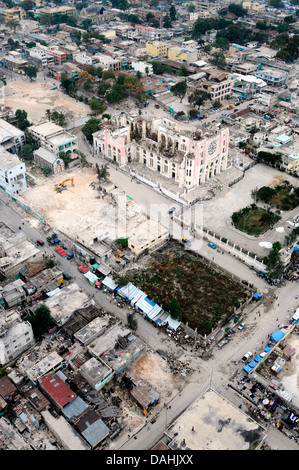 Vista aerea della Cattedrale di Nostra Signora dell'Assunzione distrutto nel terremoto di magnitudine 7.0 che ha ucciso 220.000 persone Marzo 16, 2010 a Port-au-Prince, Haiti. Foto Stock