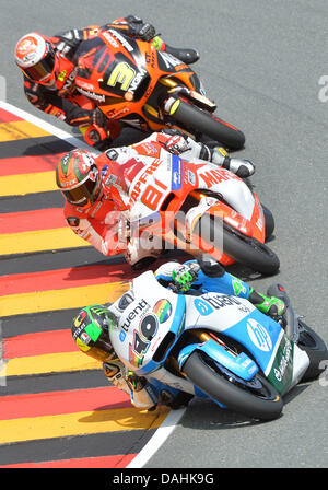 Hohenstein-ernstthal, Germania. 14 Luglio, 2013. Spagnolo in Moto2 rider Pol Espargaro (40) di Tuenti HP 40 team, Spagnolo in Moto2 rider Jordi Torres (81) di Aspar Team Moto 2 e italiana Moto2 rider Simone Corsi (39 di NGM Mobile Racing team in azione durante il Gran Premio di Germania presso il Sachsenring race track nei pressi di Hohenstein-ernstthal, Germania, 14 luglio 2013. Foto: Hendrik Schmidt/dpa /dpa/Alamy Live News Foto Stock