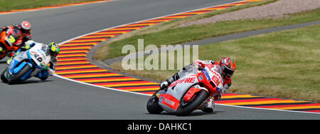 Hohenstein-ernstthal, Germania. 14 Luglio, 2013. Spagnolo in Moto2 rider Jordi Torres (r) di Aspar Team Moto 2 porta nella parte anteriore dello spagnolo in Moto2 rider Pol Espargaro (c) di Tuenti HP 40 team e italiana Moto2 rider Simone Corsi di NGM Mobile Racing team tedesco nel Gran Premio disputato al Sachsenring race track nei pressi di Hohenstein-ernstthal, Germania, 14 luglio 2013. Foto: Jan Woitas/dpa /dpa/Alamy Live News Foto Stock