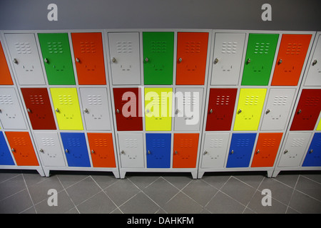 Girato a colori di alcuni armadietti in una highschool Foto Stock