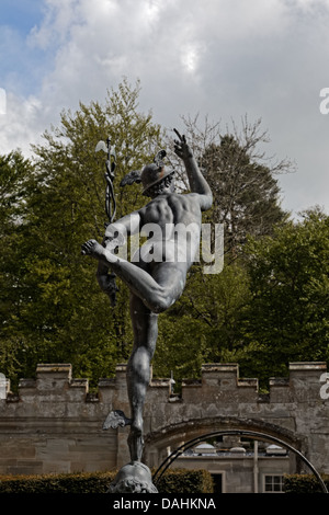 Scultura di mercurio - messaggero alato delle divinità romane a carico aloft dai venti a piani Castle Country House Foto Stock