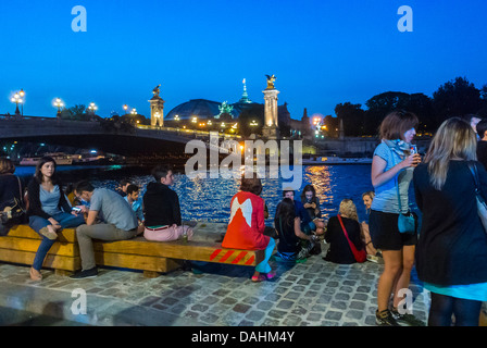 Parigi, Francia, gruppo di persone che bevono, condividono bevande nei bar sulla Senna, "The Flow" di notte, su Rive Droite, Festa della Bastiglia, festività, giovani adulti in vacanza Foto Stock