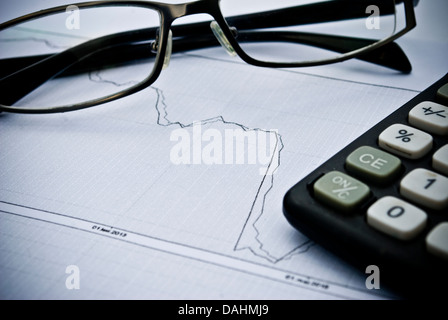 Grafico, calcolatrice, bicchieri come stock finanziari concpet analisi Foto Stock
