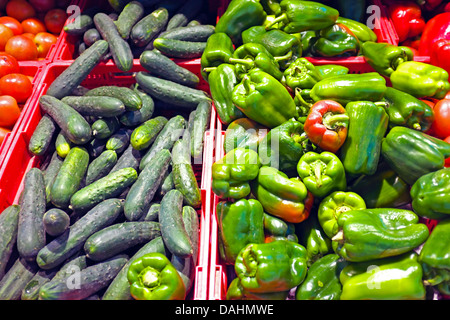 Cetriolo, pomodoro e paprika verde al supermercato Foto Stock