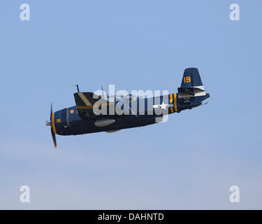 Duxford, UK. 13 Luglio, 2013. US Navy Guerra Mondiale 2 Grumman Avenger aerosilurante volare al Flying Legends Foto Stock