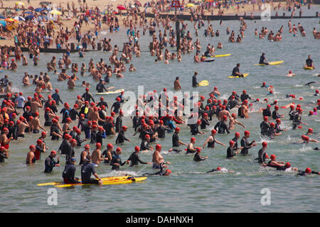 Bournemouth, Regno Unito 14 luglio 2013. British Heart Foundation molo di Bournemouth Pier nuotare, il più grande carità nuotare in Europa come sostenitori coraggiosi il canale in inglese in questo 1.4 miglio open water swim, partendo dal molo di Bournemouth nuotatori sono messi alla prova in questa impegnativa mare che nuotano lungo il litorale di Boscombe Pier. Nuotatori prendere al mare nella soffocante temperature, nonché evitando di masse di visitatori in mare, sperando di sollevare £180.000 per la carità. Ci si aspetta che siano circa 1.200 al mezzogiorno di partenza, la seconda delle nuotate. Credito: Carolyn Jenkins/Alamy Live News Foto Stock