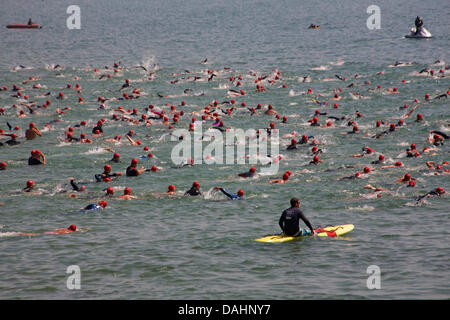 Bournemouth, Regno Unito 14 luglio 2013. British Heart Foundation molo di Bournemouth Pier nuotare, il più grande carità nuotare in Europa come sostenitori coraggiosi il canale in inglese in questo 1.4 miglio open water swim, partendo dal molo di Bournemouth nuotatori sono messi alla prova in questa impegnativa mare che nuotano lungo il litorale di Boscombe Pier. Nuotatori prendere al mare nella soffocante temperature, nonché evitando di masse di visitatori in mare, sperando di sollevare £180.000 per la carità. Ci si aspetta che siano circa 1.200 al mezzogiorno di partenza, la seconda delle nuotate. Credito: Carolyn Jenkins/Alamy Live News Foto Stock