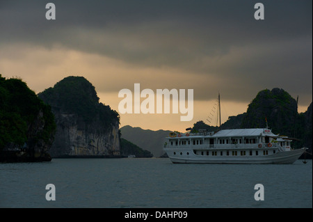 Crociera turistica barca sulle acque della baia di Halong, Vietnam Foto Stock