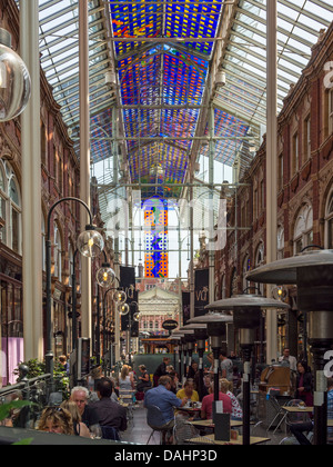 Colorate tetto vetrato su strada originale per formare un nuovo shopping arcade a Victoria Quarter Leeds REGNO UNITO Foto Stock