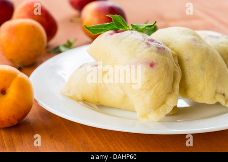 Gnocchi di patate con i dolci di frutta su una piastra bianca Foto Stock