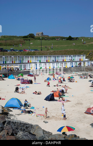 Porthgwidden beach St Ives Cornwall mostra il Fisherman's Chapel e cabine sulla spiaggia Foto Stock