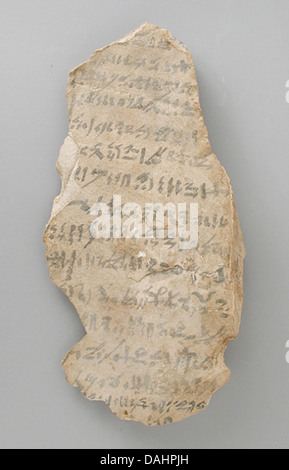 Questo ostracon di Deir el Medina contiene un registro ufficiale delle consegne, inciso su ceramiche. Fa parte della collezione egiziana al LACMA, evidenziando le antiche pratiche amministrative egiziane. Foto Stock