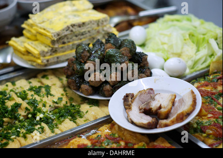 La cucina vietnamita per la vendita ad un ristorante popolare ad Hanoi, Vietnam Foto Stock