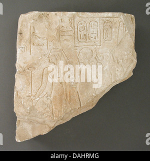 Frammento di rilievo raffigurante Imenet, Ptah e Amenofi I LACMA M.80.203.16 Foto Stock