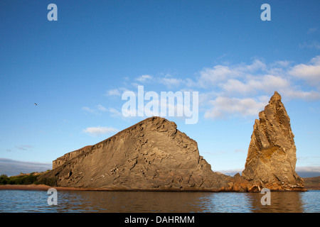 Pinnacle Rock sull'isola Bartolome, il residuo di un cono di tufo vulcanico eroso nelle isole Galapagos Foto Stock