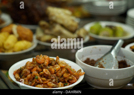 La cucina vietnamita per la vendita ad un ristorante popolare ad Hanoi, Vietnam Foto Stock