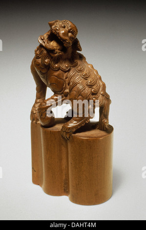 Questo sigillo scolpito a forma di leone cinese della collezione LACMA riflette l'importanza simbolica dei leoni nella cultura cinese, spesso utilizzato in contesti cerimoniali. Foto Stock