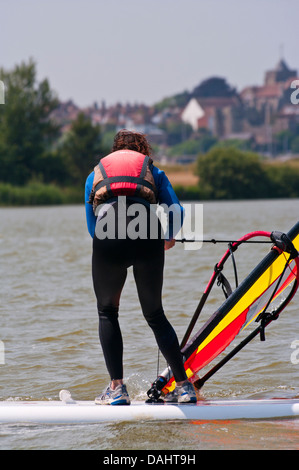 Donna di mezza età imparando a UK di Windsurf Windsurf Windsurf Foto Stock