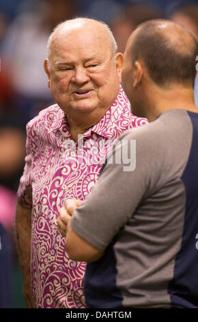 San Pietroburgo, Florida, Stati Uniti d'America. 14 Luglio, 2013. JAMES BORCHUCK | Orari .raggi consulente speciale Don Zimmer, sinistra, colloqui con testa preparatore atletico Ron Porterfield, a destra prima di Tampa Bay Rays partita contro Houston Astros a Tropicana Field Domenica, Luglio 14, 2013. Credito: James Borchuck/Tampa Bay volte/ZUMAPRESS.com/Alamy Live News Foto Stock