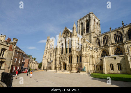 Cattedrale di York Minster e cantiere in inizio di mattina di sole Foto Stock