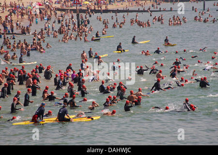 Bournemouth, Regno Unito 14 luglio 2013. British Heart Foundation molo di Bournemouth Pier nuotare, il più grande carità nuotare in Europa come sostenitori coraggiosi il canale in inglese in questo 1.4 miglio open water swim, partendo dal molo di Bournemouth nuotatori sono messi alla prova in questa impegnativa mare che nuotano lungo il litorale di Boscombe Pier. Nuotatori prendere al mare nella soffocante temperature, nonché evitando di masse di visitatori in mare, sperando di sollevare £180.000 per la carità. Ci si aspetta che siano circa 1.200 al mezzogiorno di partenza, la seconda delle nuotate. Credito: Carolyn Jenkins/Alamy Live News Foto Stock