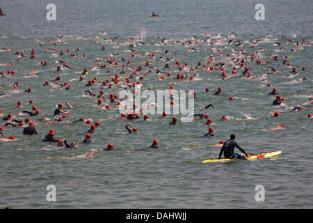 Bournemouth, Regno Unito 14 luglio 2013. British Heart Foundation molo di Bournemouth Pier nuotare, il più grande carità nuotare in Europa come sostenitori coraggiosi il canale in inglese in questo 1.4 miglio open water swim, partendo dal molo di Bournemouth nuotatori sono messi alla prova in questa impegnativa mare che nuotano lungo il litorale di Boscombe Pier. Nuotatori prendere al mare nella soffocante temperature, nonché evitando di masse di visitatori in mare, sperando di sollevare £180.000 per la carità. Ci si aspetta che siano circa 1.200 al mezzogiorno di partenza, la seconda delle nuotate. Credito: Carolyn Jenkins/Alamy Live News Foto Stock