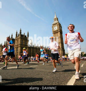 Londra, Regno Unito. 14 Luglio, 2013. Guide di scorrimento in UK 10km fun run. Il British 10k London run, tredicesimo anno circa 25.000 corridori provenienti da tutto il mondo unito. Credito: SUNG KUK KIM/Alamy Live News Foto Stock