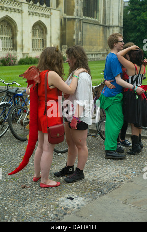 Cambridge gli studenti possono sfere, gli studenti dopo una notte di festa abbracciare un nuovo giorno. Cambridge, Inghilterra Luglio 2013. Foto Stock