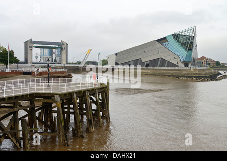 Il molo di Victoria Flood Barrier e la profonda nell'area dei Docks di Hull UK Foto Stock