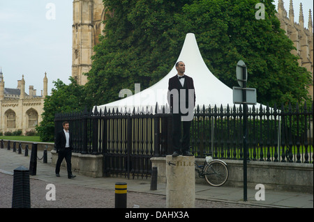 Cambridge gli studenti possono sfere, gli studenti dopo una notte di festa abbracciare un nuovo giorno. Cambridge, Inghilterra Luglio 2013. Foto Stock