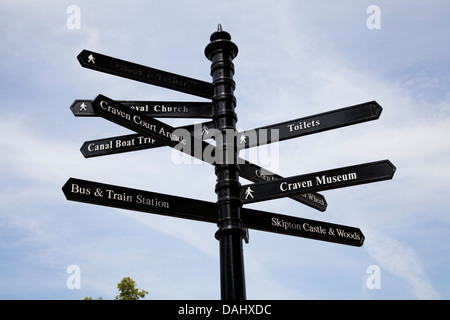 Finger-post segnaletica Metal street informazioni turistiche indicazioni per diverse destinazioni nella città di Craven, Skipton, North Yorkshire, Regno Unito Foto Stock