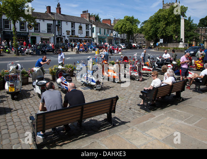 I turisti di luglio si godono il tempo estivo nella città di Skipton nel North Yorkshire. Residenti e turisti seduti al sole estivo nel 2013. Foto Stock