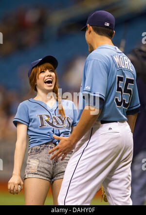 San Pietroburgo, Florida, Stati Uniti d'America. 14 Luglio, 2013. JAMES BORCHUCK | Orari .Pop star Carly Rae Jepsen, sinistra, ride con Matt Moore prima di gettarsi nel primo passo di raggi partita contro Houston Astros a Tropicana Field Domenica, Luglio 14, 2013. © James Borchuck/Tampa Bay volte/ZUMAPRESS.com/Alamy Live News Foto Stock