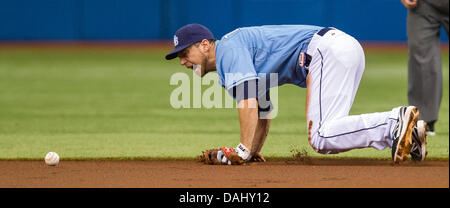 San Pietroburgo, Florida, Stati Uniti d'America. 14 Luglio, 2013. JAMES BORCHUCK | Orari .Ben Zobrist bussa giù un Jose Altuve unica nel primo inning durante il Tampa Bay Rays partita contro Houston Astros a Tropicana Field Domenica, Luglio 14, 2013. © James Borchuck/Tampa Bay volte/ZUMAPRESS.com/Alamy Live News Foto Stock