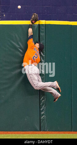 San Pietroburgo, Florida, Stati Uniti d'America. 14 Luglio, 2013. JAMES BORCHUCK | Orari .Astros center fielder Brandon Barnes non riesco a ottenere un guanto su un Desmond Jennings due-run homer nel sesto che ha dato i raggi a 5-0 al Tropicana Field Domenica, Luglio 14, 2013. © James Borchuck/Tampa Bay volte/ZUMAPRESS.com/Alamy Live News Foto Stock