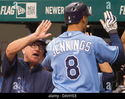 San Pietroburgo, Florida, Stati Uniti d'America. 14 Luglio, 2013. JAMES BORCHUCK | Orari .Joe Maddon, sinistra, si congratula con Desmond Jennings dopo Jennings due-run homer off Paolo Clemens nel settimo ha dato i raggi a 5-0 piombo su Houston Astros a Tropicana Field Domenica, Luglio 14, 2013. © James Borchuck/Tampa Bay volte/ZUMAPRESS.com/Alamy Live News Foto Stock