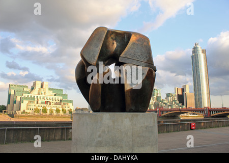 Il pezzo di bloccaggio scultura di Henry Moore sul Tamigi Embankment a Millbank, London, con MI6 HQ e St George Wharf Tower. Foto Stock