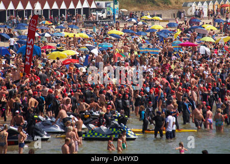 Bournemouth, Regno Unito 14 luglio 2013. British Heart Foundation molo di Bournemouth Pier nuotare, il più grande carità nuotare in Europa come sostenitori coraggiosi il canale in inglese in questo 1.4 miglio open water swim, partendo dal molo di Bournemouth nuotatori sono messi alla prova in questa impegnativa mare che nuotano lungo il litorale di Boscombe Pier. Nuotatori prendere al mare nella soffocante temperature, nonché evitando di masse di visitatori in mare, sperando di sollevare £180.000 per la carità. Ci si aspetta che siano circa 1.200 al mezzogiorno di partenza, la seconda delle nuotate. Credito: Carolyn Jenkins/Alamy Live News Foto Stock