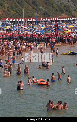 Bournemouth, Regno Unito 14 luglio 2013. British Heart Foundation molo di Bournemouth Pier nuotare, il più grande carità nuotare in Europa come sostenitori coraggiosi il canale in inglese in questo 1.4 miglio open water swim, partendo dal molo di Bournemouth nuotatori sono messi alla prova in questa impegnativa mare che nuotano lungo il litorale di Boscombe Pier. Nuotatori prendere al mare nella soffocante temperature, nonché evitando di masse di visitatori in mare, sperando di sollevare £180.000 per la carità. Ci si aspetta che siano circa 1.200 al mezzogiorno di partenza, la seconda delle nuotate. Credito: Carolyn Jenkins/Alamy Live News Foto Stock